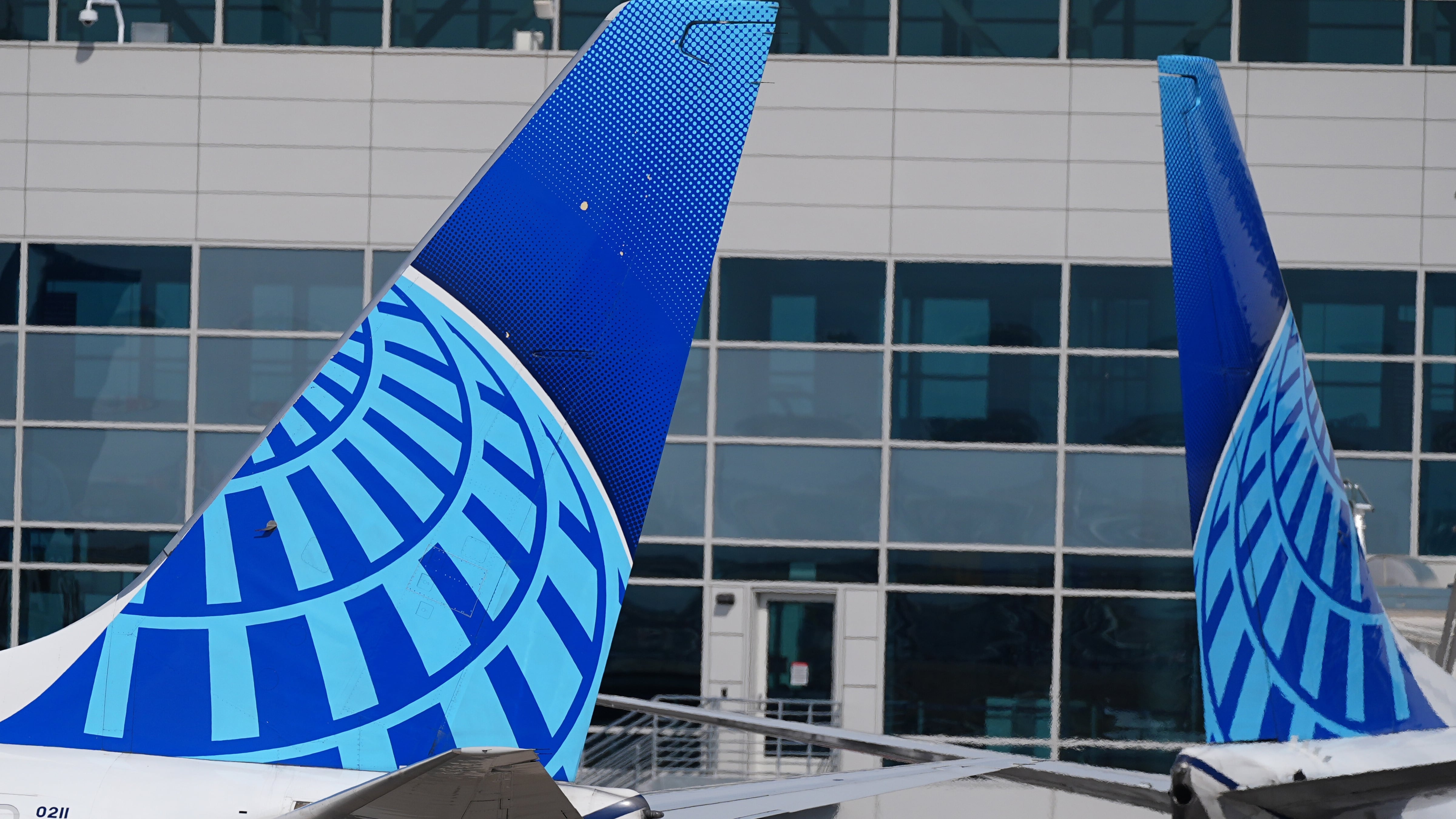 Several Flight Attendants Injured by Severe Turbulence on Honolulu–Los Angeles Flight